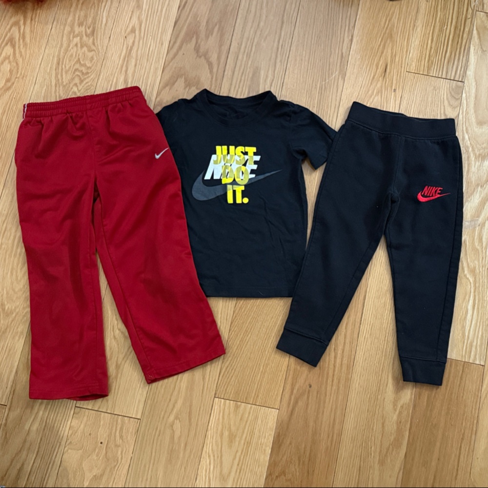Nike Kids 4T lot two joggers and one tee